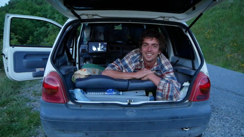 Twingo aménagée en mini camping car : le plus petit van du monde ?
