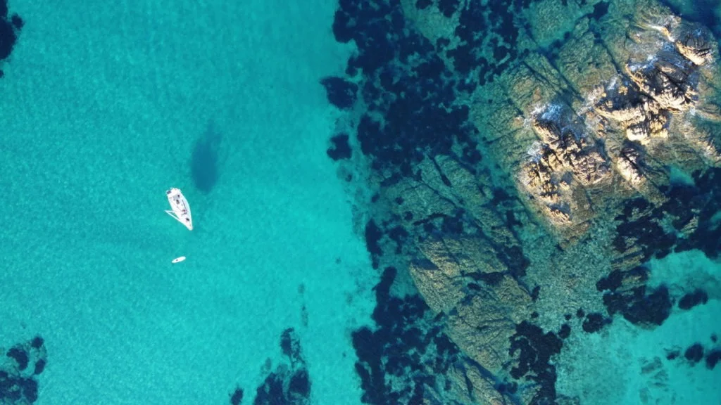 Anse de Stagnolu, voilier en Corse en été
